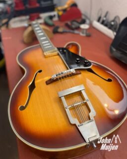 Beautiful vintage Hoyer H3060 archtop on the bench. It had only a volume control but it sounded too bright to the liking of the owner. So instead of changing the pick-up I installed a tone control pot and a Mallory cap.