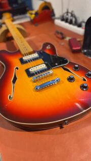 Pick-up swap: replaced the wide range humbuckers with a set of Curtis Novak Bass VI pick-ups. Made a set of custom pickup frames to make it all fit. 

#curtisnovakpickups #fenderstarcaster #starcaster #guitarrepair #loothgroup