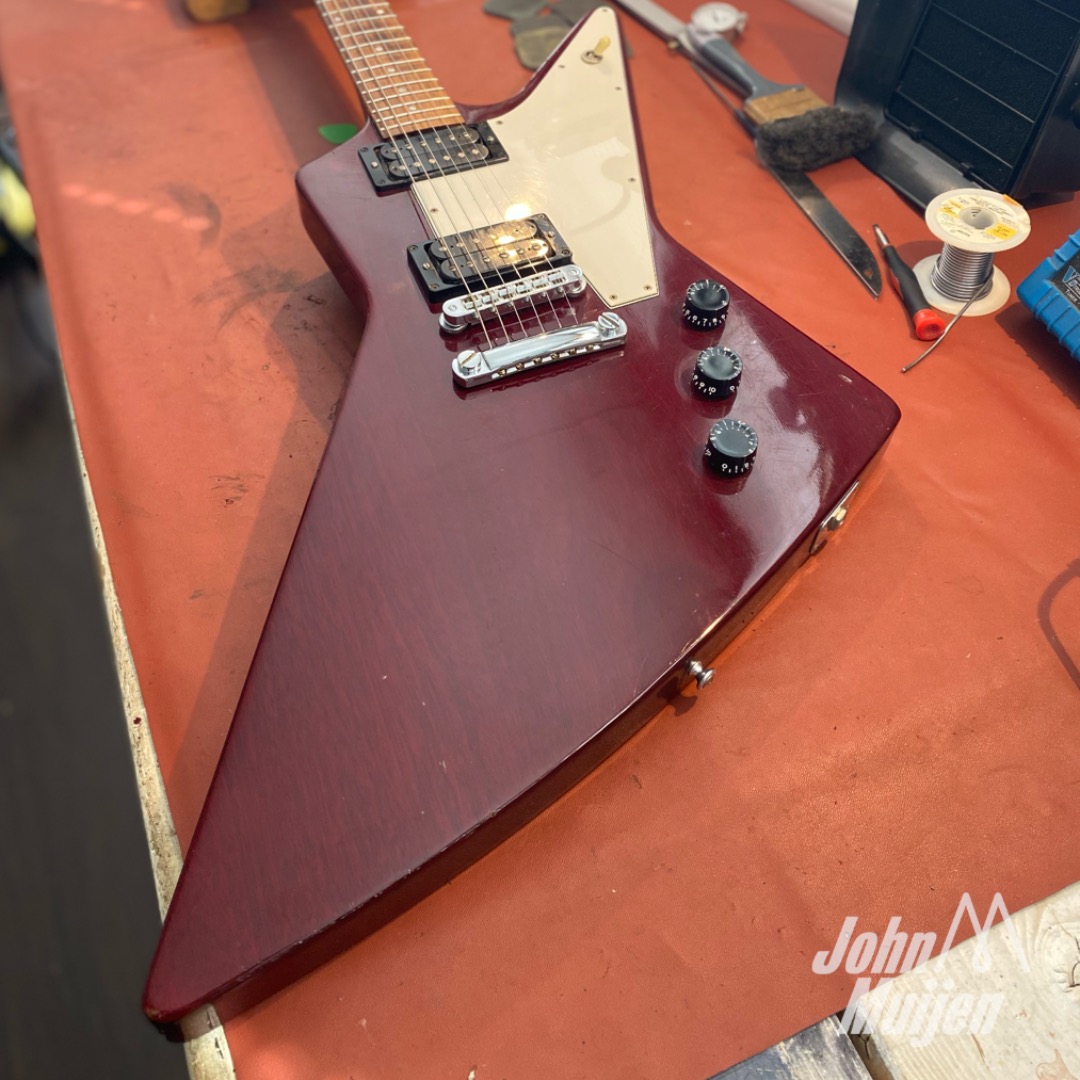 First set-up and maintenance ever for this one owner and well used Gibson Explorer from ‘92.
#gibson #explorer #guitarrepair #gitaarreparatie